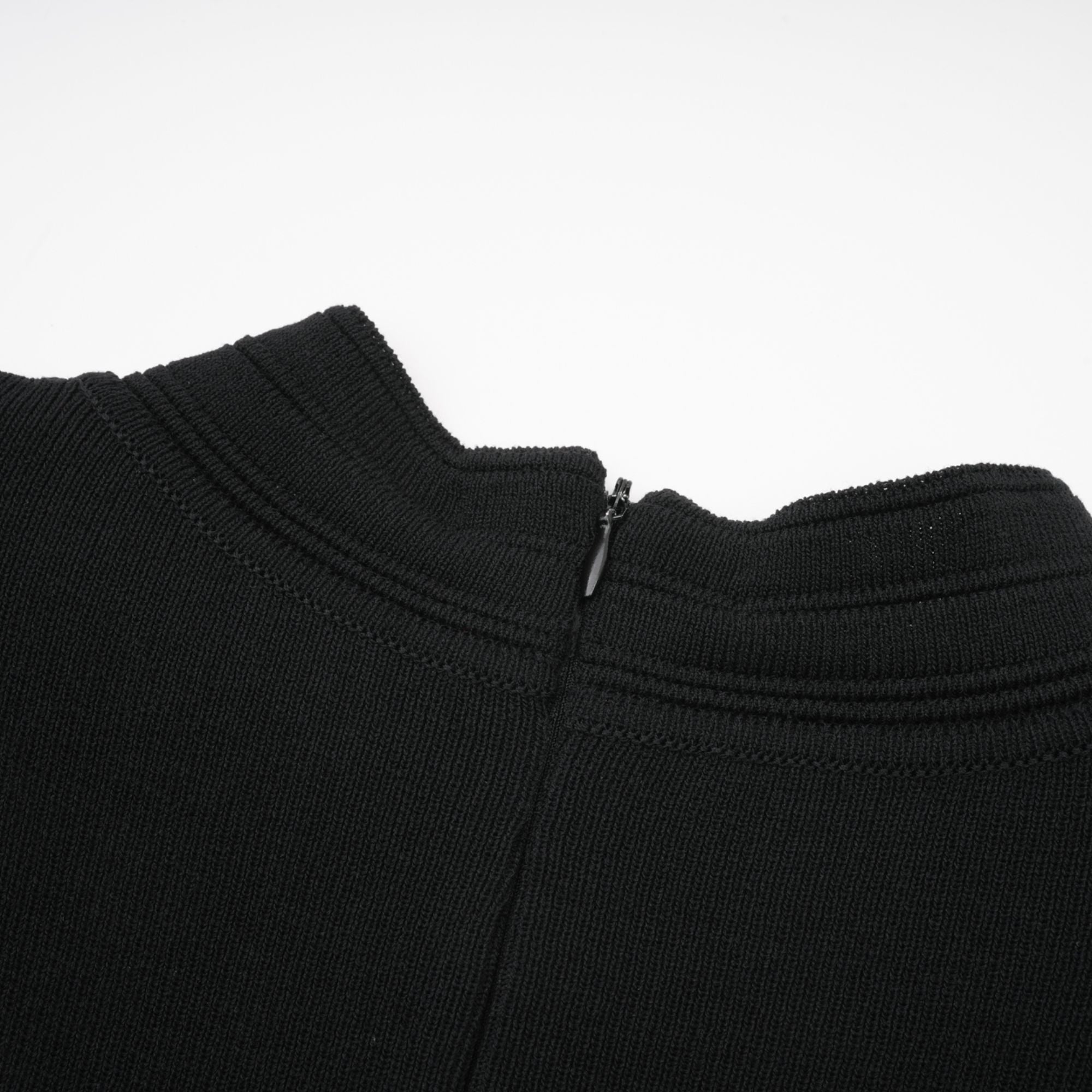 Fabienne -schwarzes, mit Kristallen verziertes, gerafftes Strick-Minikleid